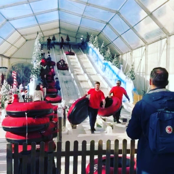 Personas con flotadores en deslizador de hielo