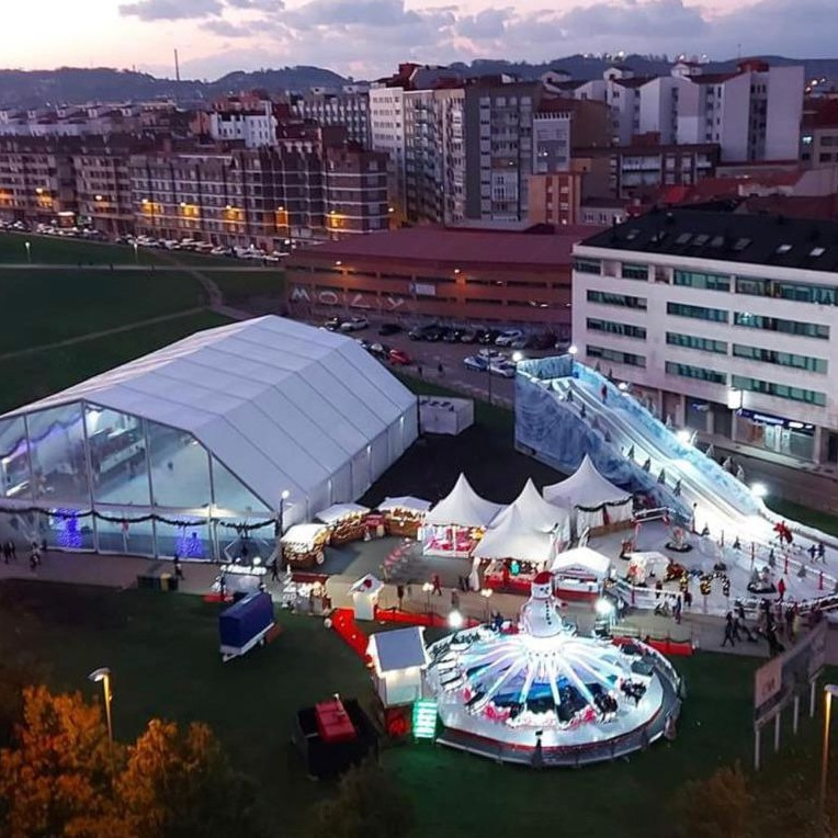Vista aérea de pista de hielo con carpa