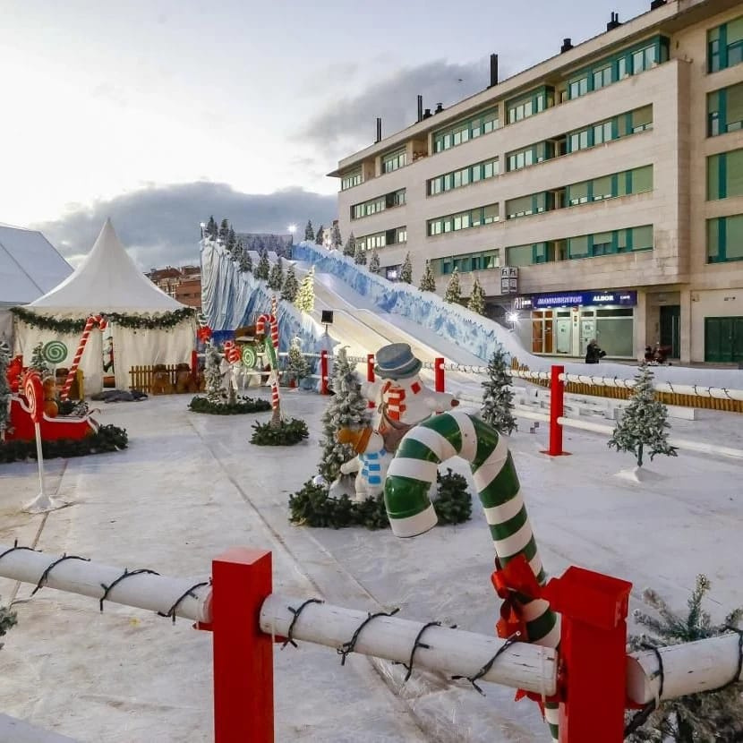 Parque temático navideño con deslizador de hielo