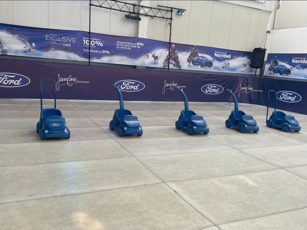 Carritos Ford sobre pista de hielo sintética